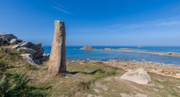 Pointe de Primel. Menhir Primel Tregastel