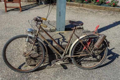 Le Trufadou (Martel)  le vélo du chef de gare (avec son drapeau rouge et sa boite à pétards)