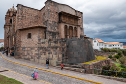 CUSCO.    Fondations incas dans l'église San Domingo