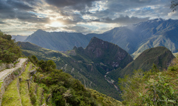 MACHU PICHU.    Vue depuis la porte du soleil